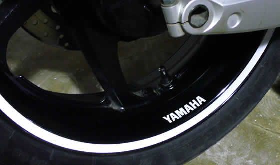 Наклейки на дисках на Yamaha T-Max