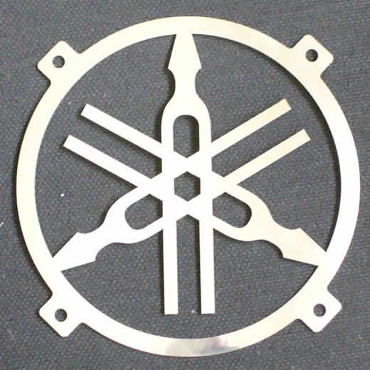 Защитный гриль в виде логотипа Yamaha