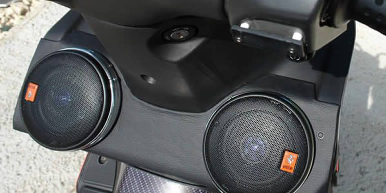Музыкальная табуретка: установка музыки на Gilera Runner VXR Музыкальная табуретка: установка музыки на Gilera Runner VXR